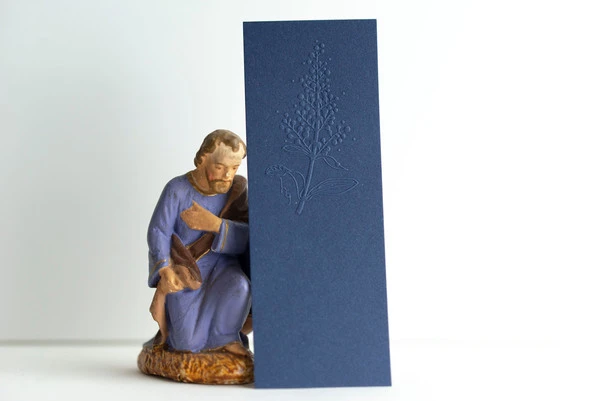 marque page papier bleu nuit et statuette roi mage à genoux