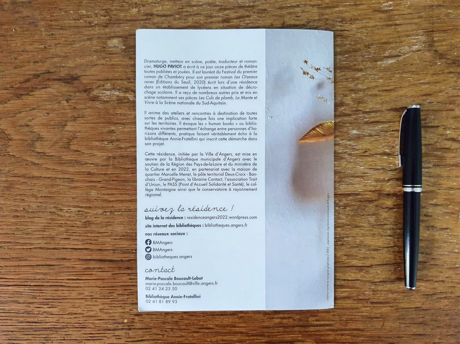 flyer avec textes, fleurs et feuilles dorées