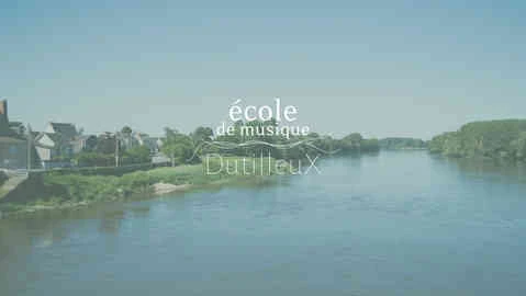 page d'accueil de site internet avec paysage et texte blanc