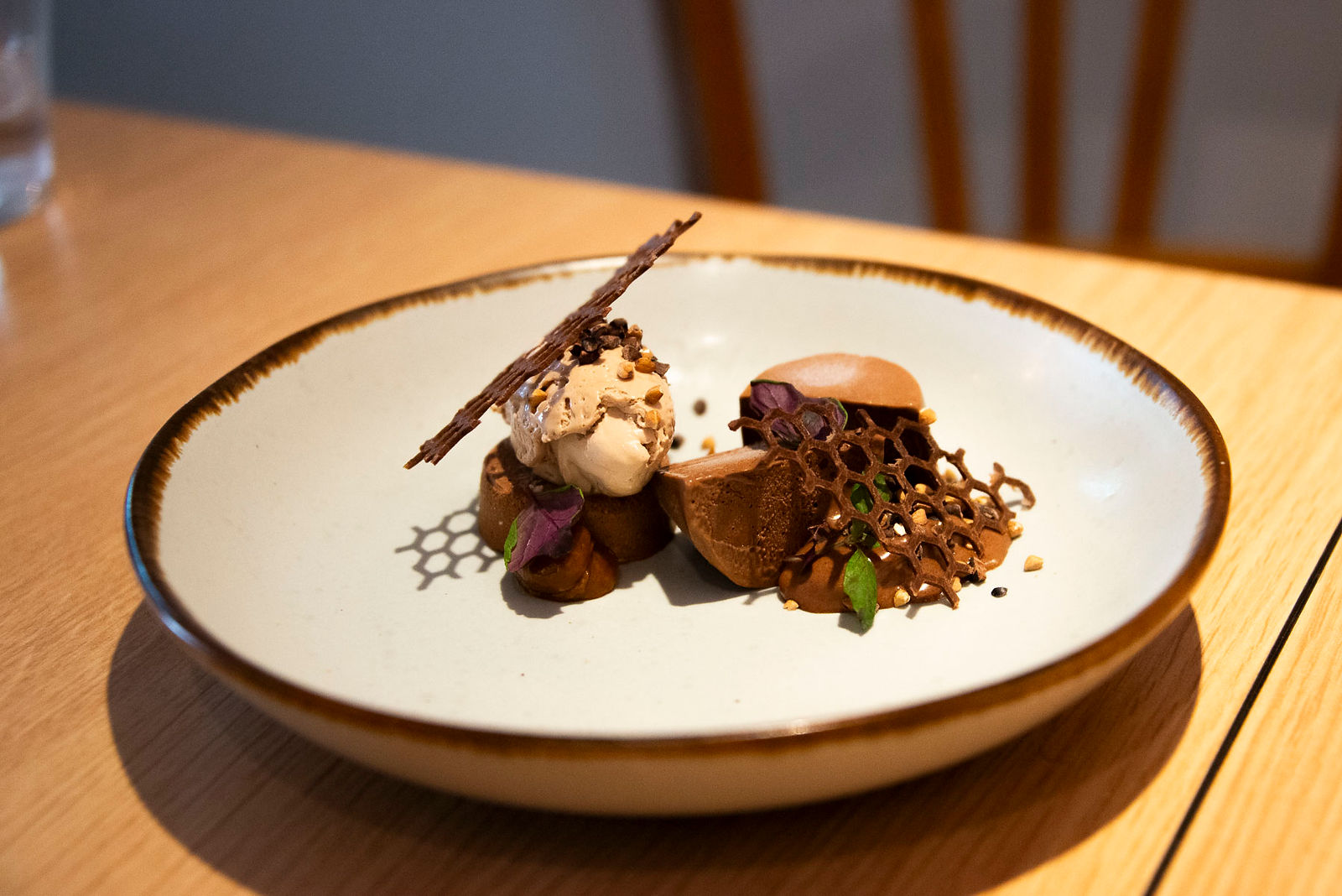 assiette avec dessert au chocolat