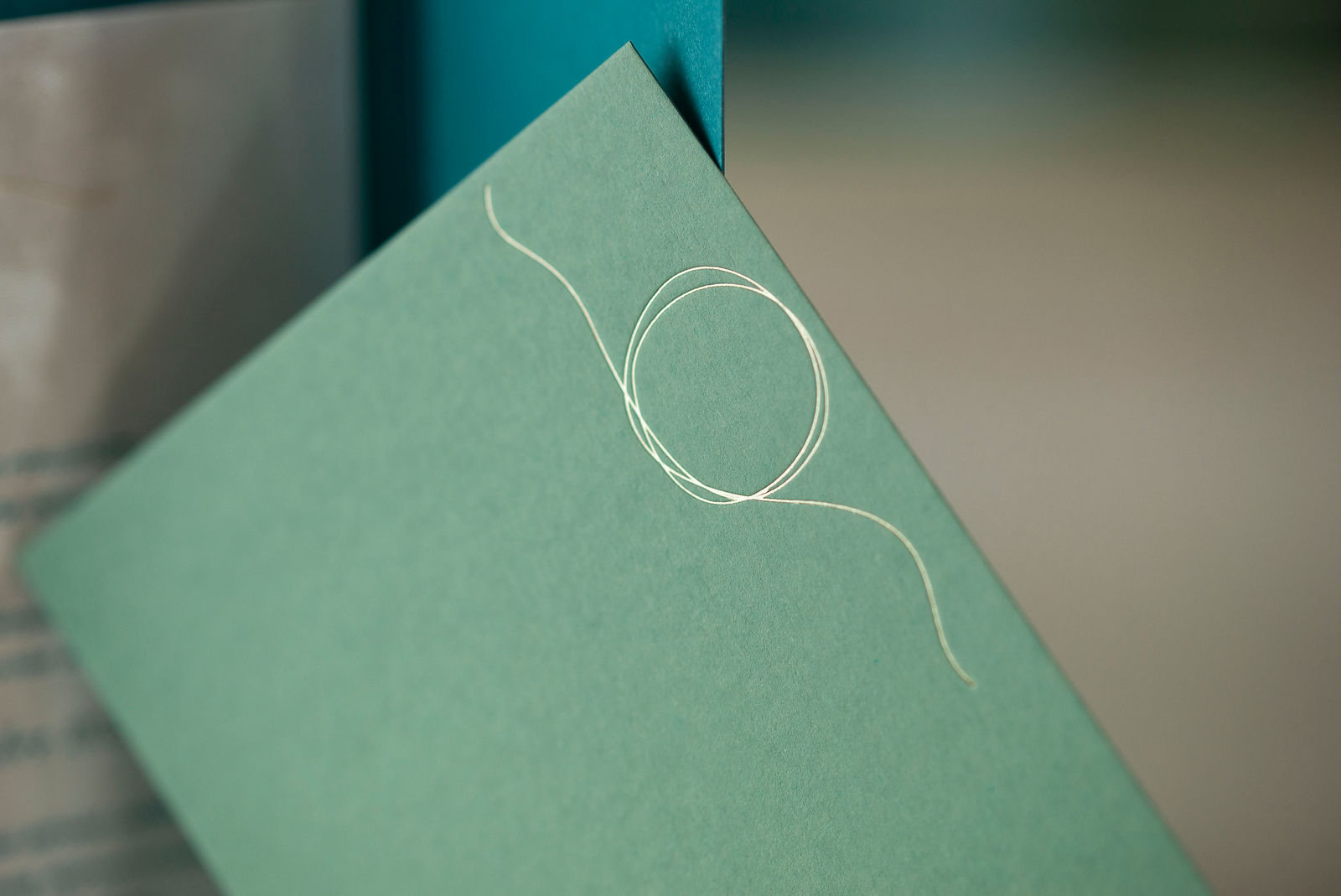 faire part en papier bleu paon, nacré et vert, imprimé or