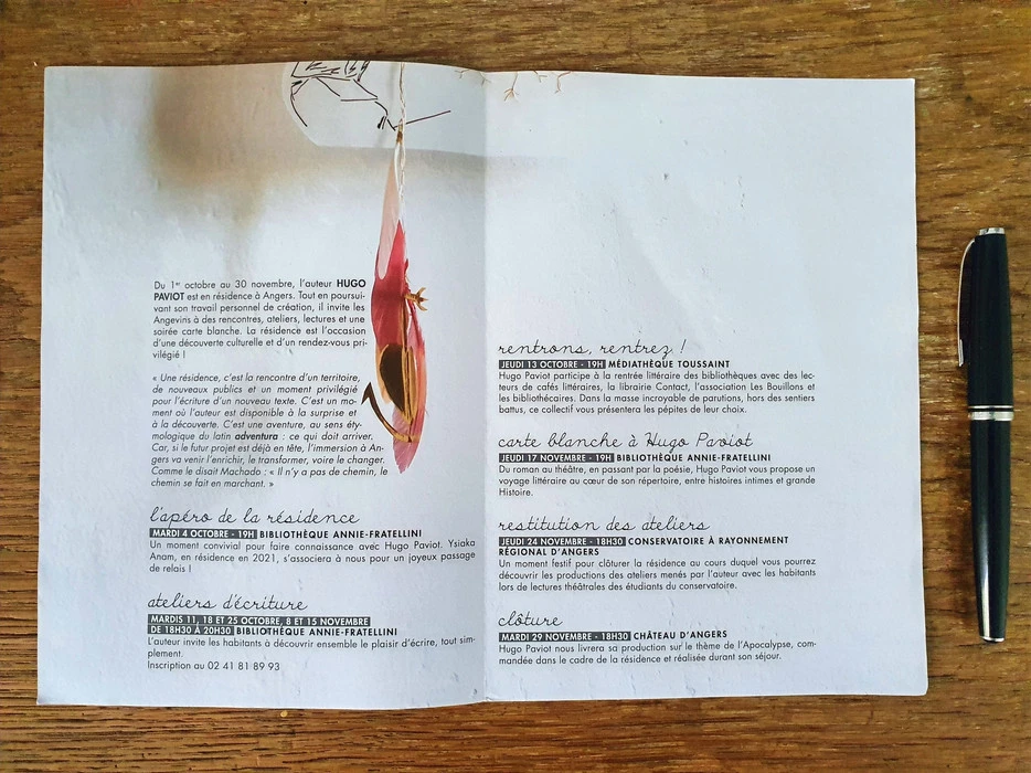flyer avec textes et plumes