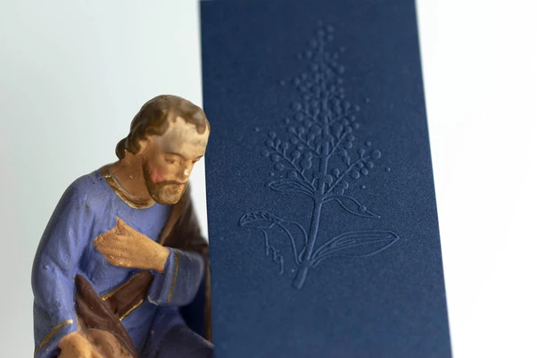 marque page papier bleu nuit et statuette roi mage gros plan