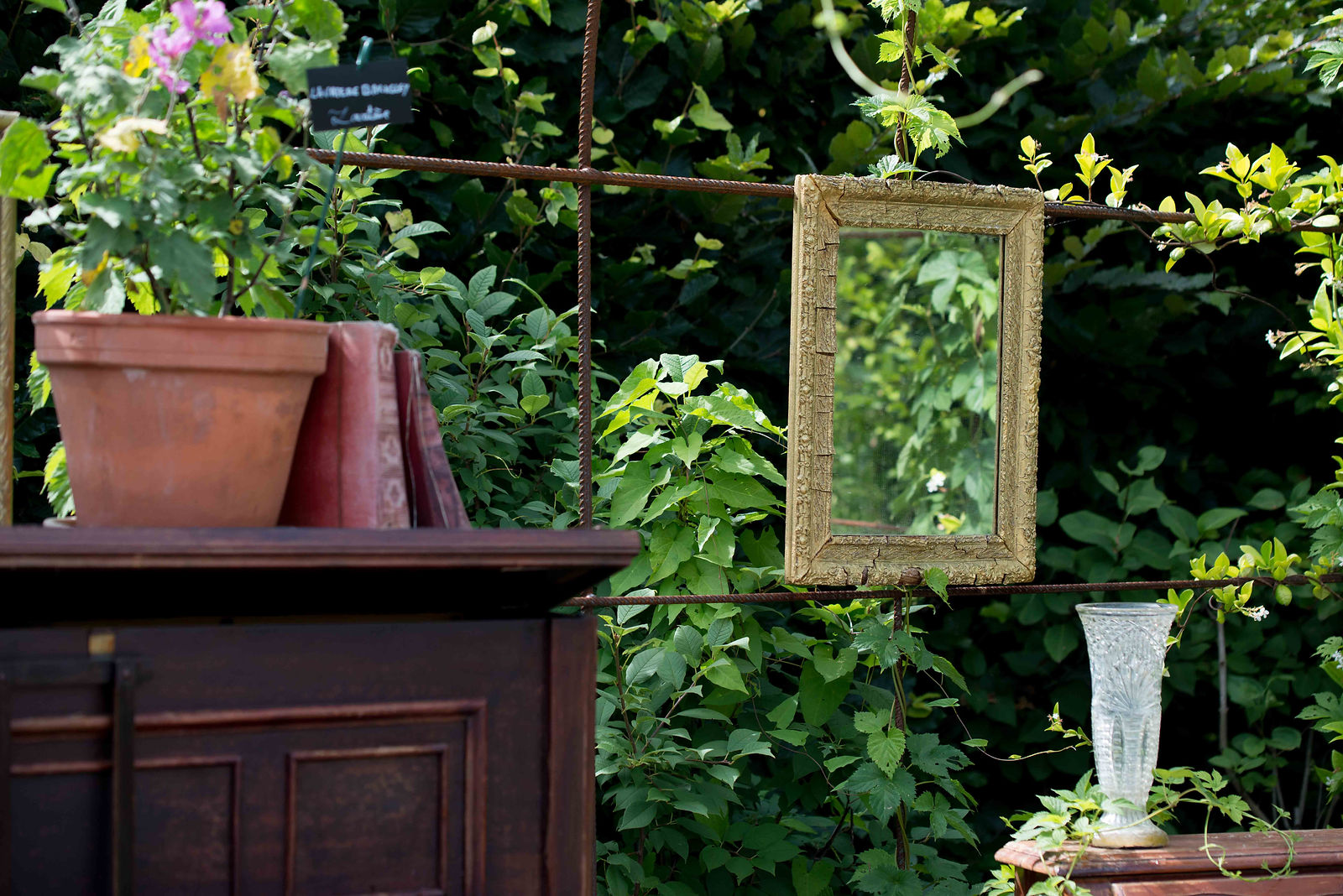 meuble et miroir dans un jardin