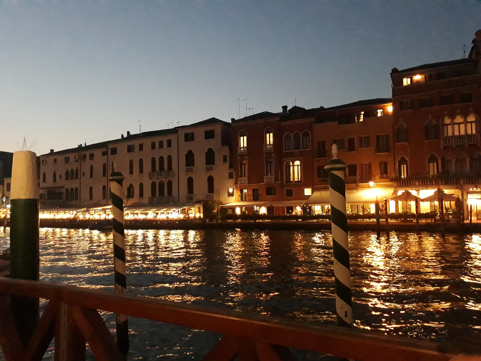 venise éclairée la nuit