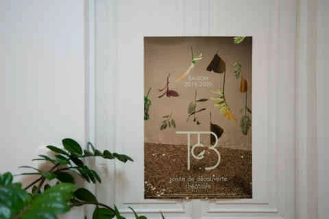 affiche marron avec feuillages