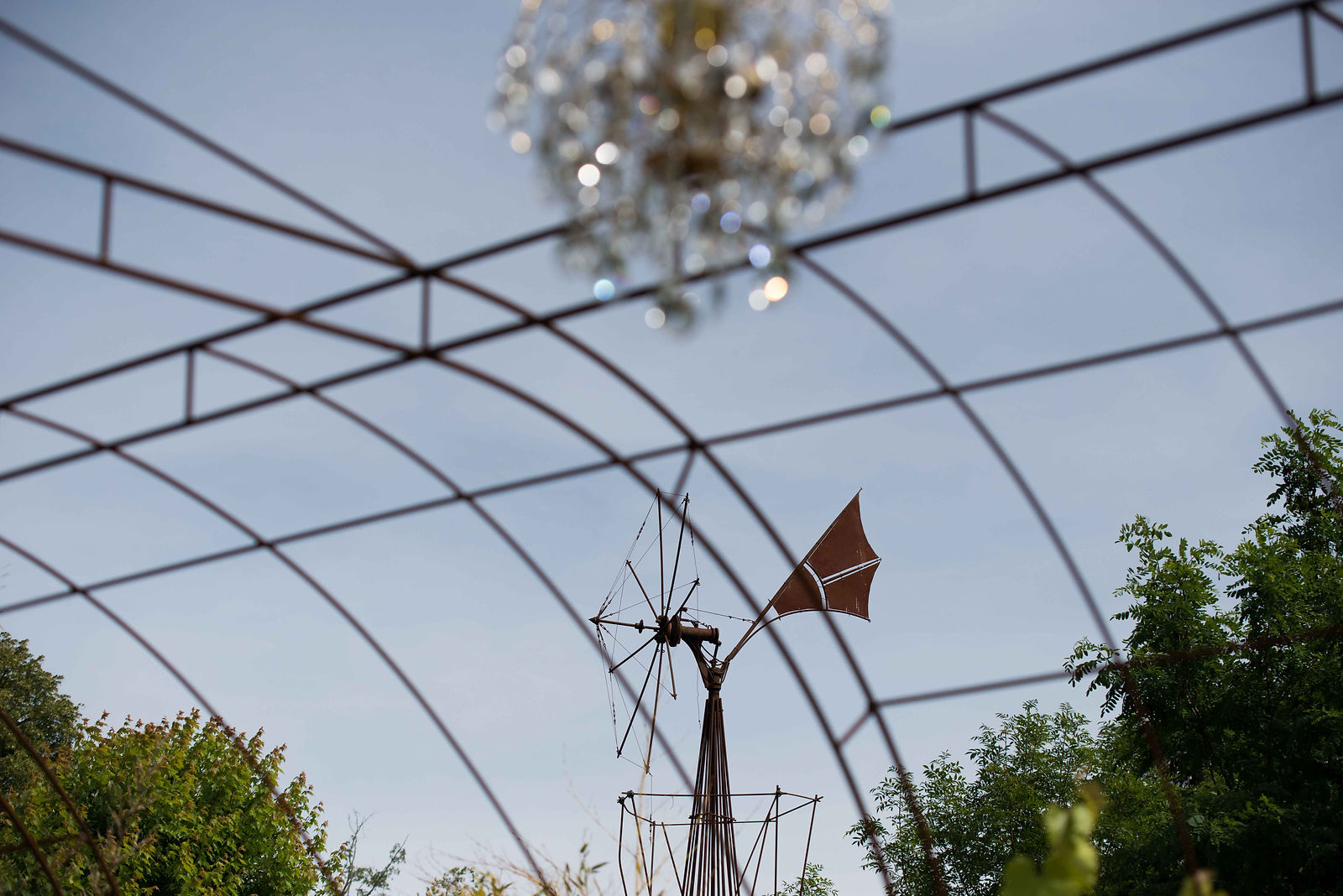 éolienne et lustre en cristal dans le ciel