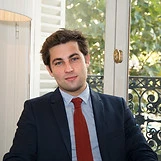 homme avec costume et cravate
