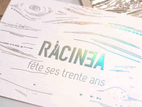 carton d'invitation en marquage à chaud holographique et débossage pur sur papier de création