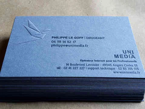 carte de visite en gaufrage pur et letterpress sur papier de création ferdigoni materica aqua