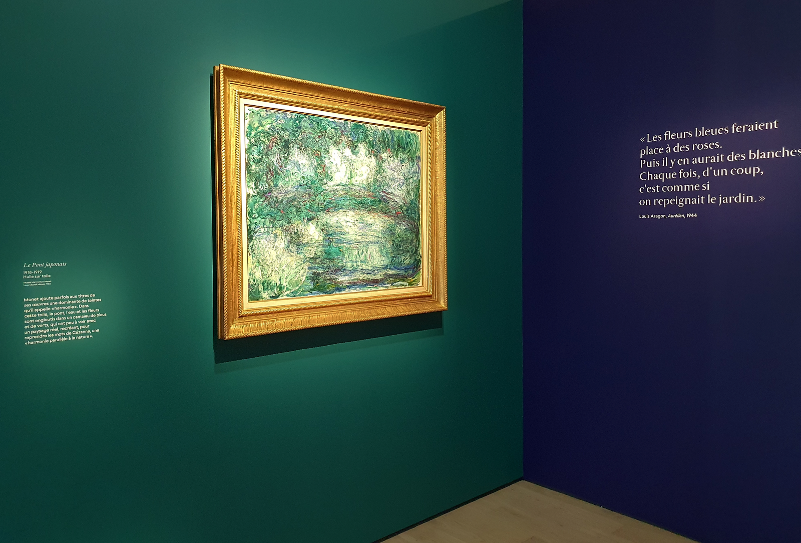 tableau sur un mur vert