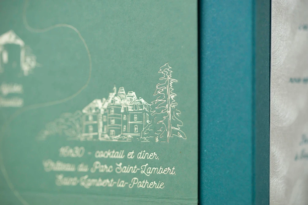 dessin de château et arbres imprimé en dorure sur papier de création vert sauge