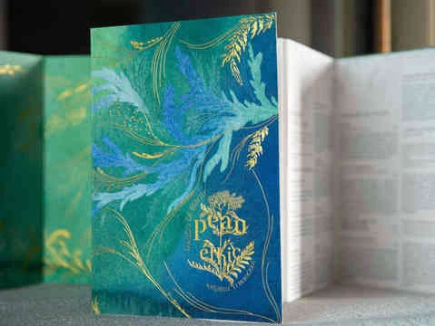 dépliant bleu et vert rehaussé de dorure
