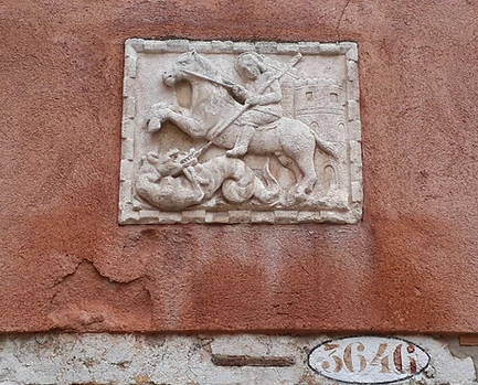 sculpture en relief sur un mur présentant saint georges terrassant le dragon