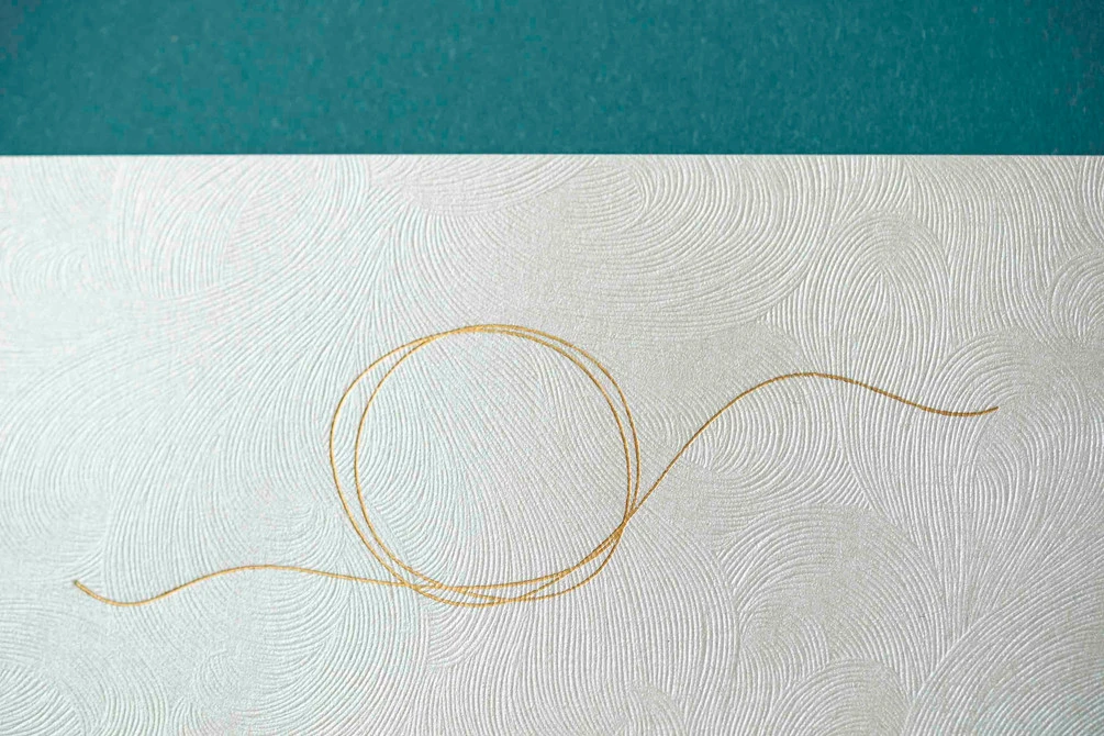représentation de fil d'or imprimé en dorure sur papier texturé nacré