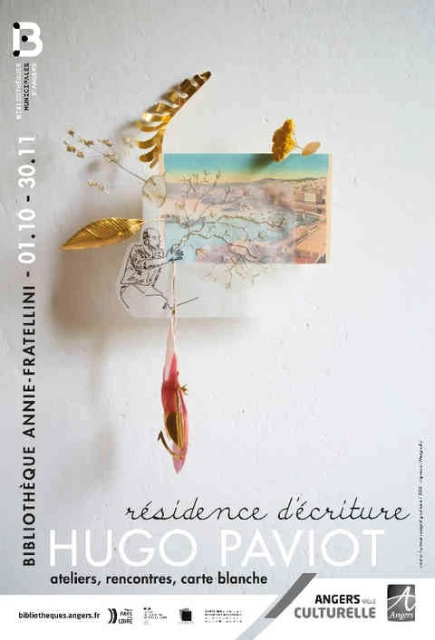 affiche avec carte postale, plumes, broderie, feuillages dorés et fleurs séchées