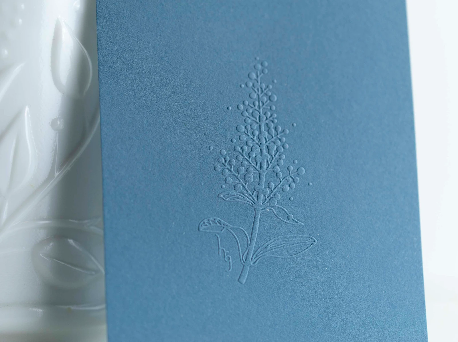 cartes de vœux bleu gris et pot en relief floral blanc