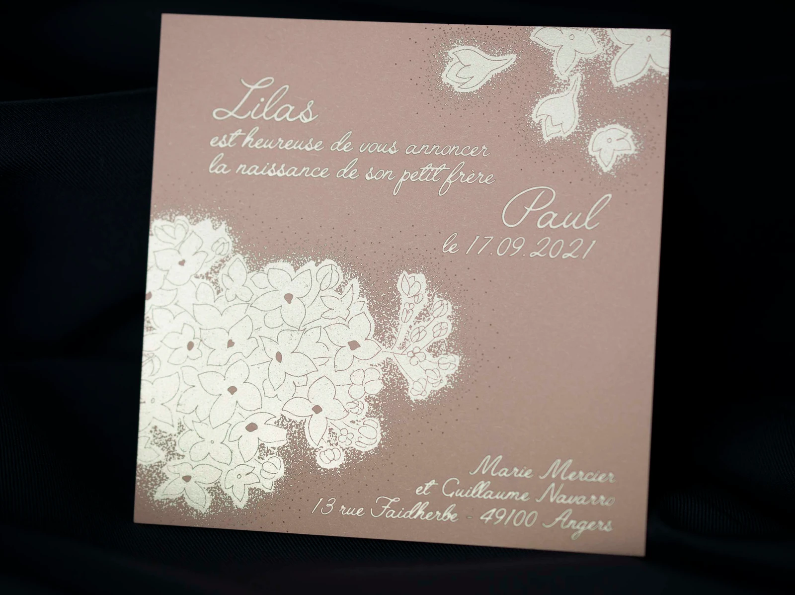 marquage à chaud or et rose, fleurs et texte