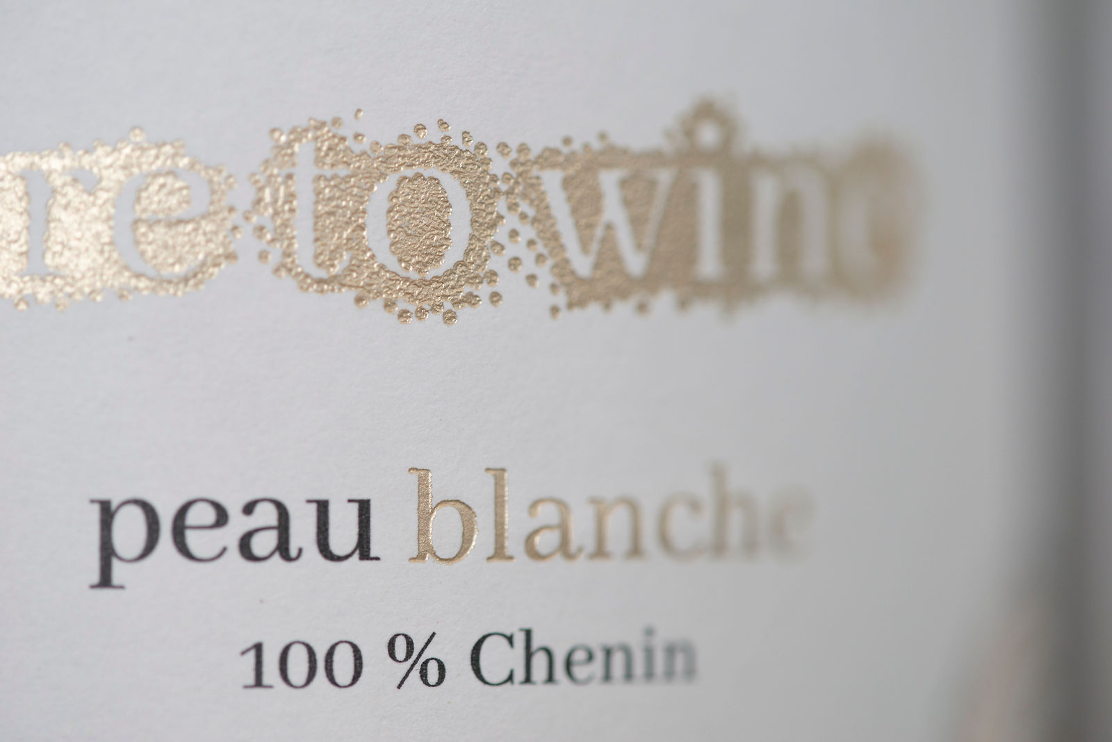 étiquette de vin texte noir et or