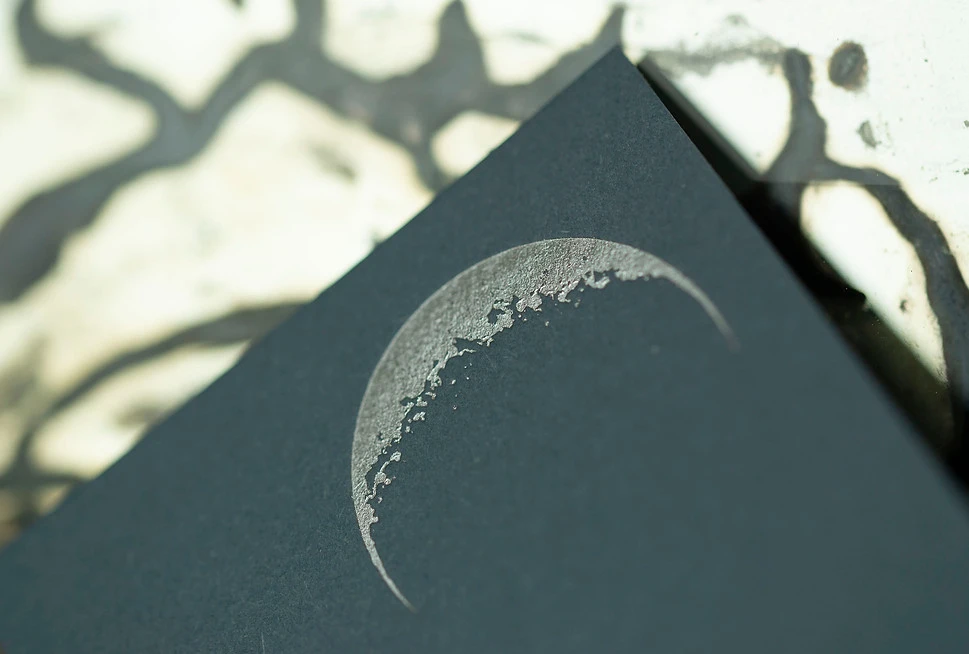 croissant de lune argent sur papier bleu gris