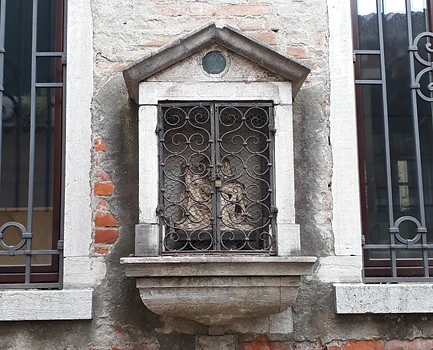 pieta derrière une grille