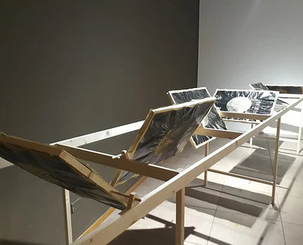 oeuvre d'art présentant des cadres de bois avec des ronds sur fond rectangulaires noirs mobiles