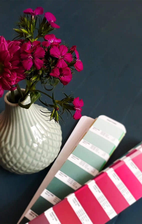 nunancier pantone et bouquet d'oeillets roses dans un vase vert clair