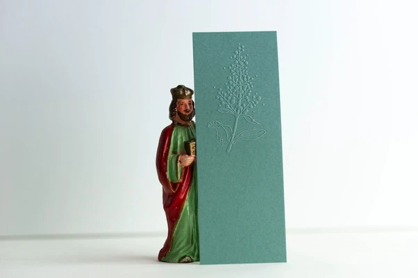 marque page papier vert et statuette roi mage