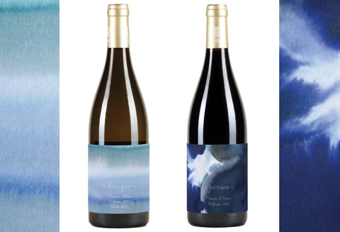 bouteilles de vin et peintures bleues