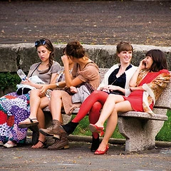 femmes assises sur un banc