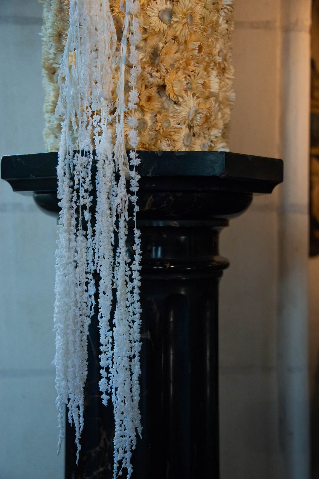cascades de fleurs blanche sur colonne noire