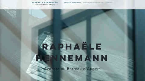 page d'accueil du site de Raphaële Hennemann avec texte et photo de toits