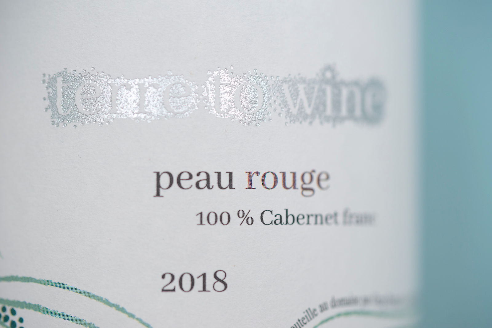 étiquette de vin texte en couleur et argent