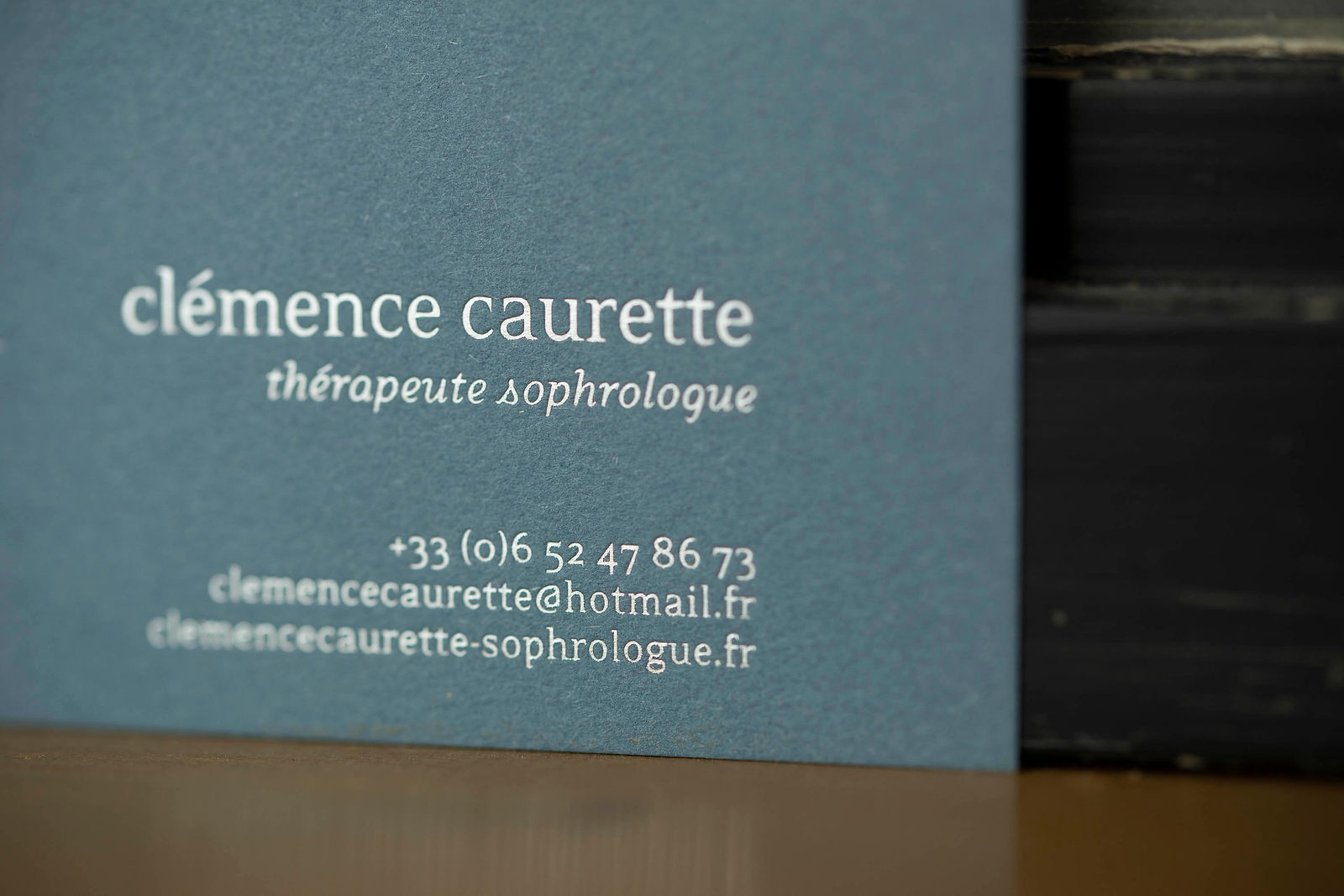 carte de visite en marquage à chaud argent sur papier bleu gris