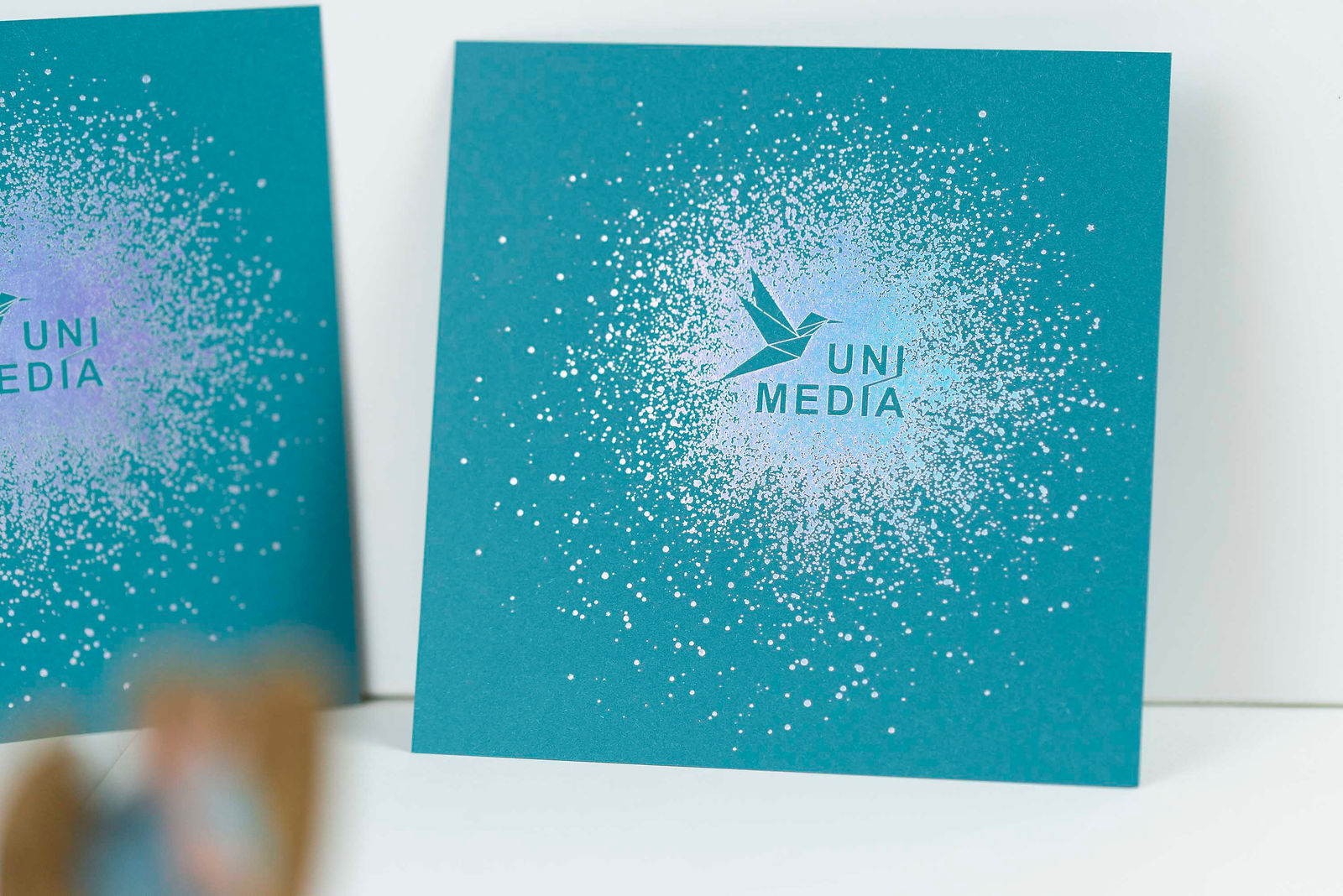 carte de voeux bleu paon carrée avec jaillissement d'étoiles holographique