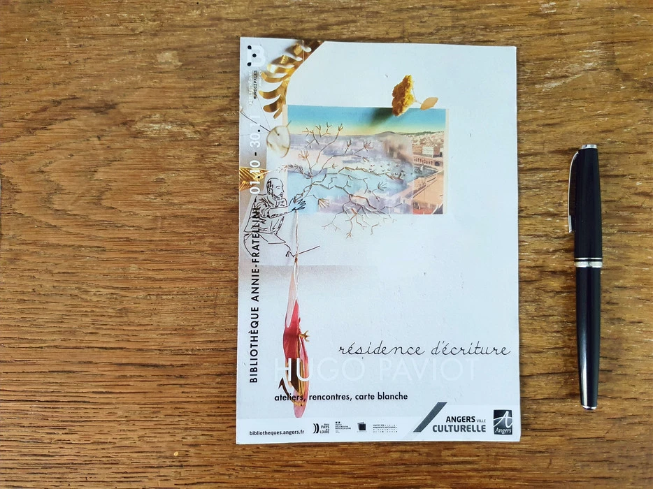 flyer avec carte postale, plumes et feuilles dorées